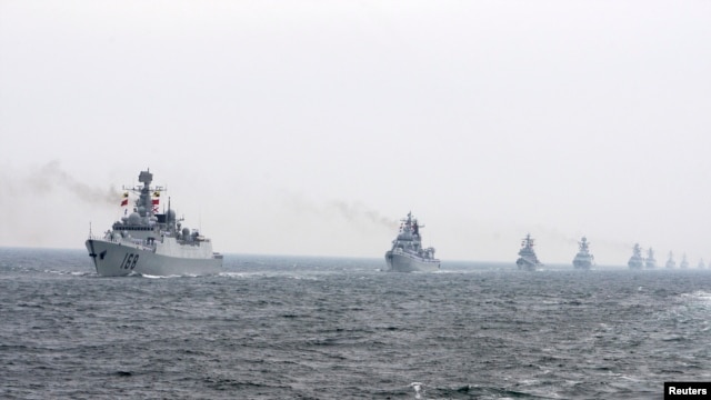 Tàu chiến của hải quân Trung Quốc tham gia một cuộc thao dượt ngoài khơi Thanh Ðảo, tỉnh Sơn Ðông.