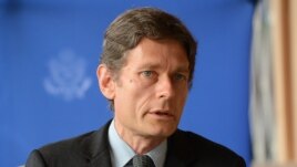 U.S. Assistant Secretary of State for Democracy, Human Rights and Labor Tom Malinowski speaks during press conference, Bujumbura, April 30, 2015.