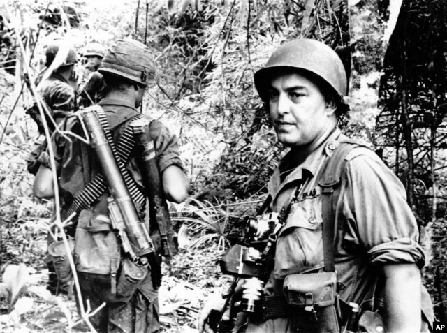 Ảnh tư liệu: Nhiếp ảnh gia AP Horst Faas đi cùng với các binh sĩ ở miền nam Việt nam.