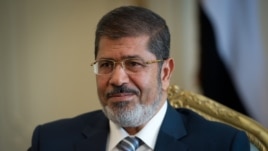 Ông Morsi nói ông cần phải vượt lên trên ngành tư pháp của phe bảo thủ để bảo đảm một hiến pháp và quốc hội mới.