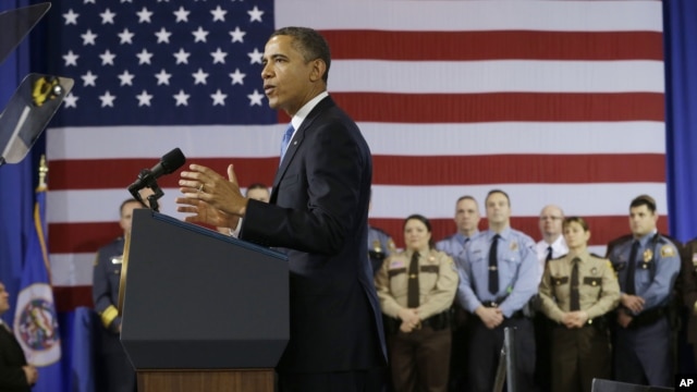 Barack Obama habla sobre control de armas en el Centro de Operaciones Especiales de la policía de Minneapolis. 