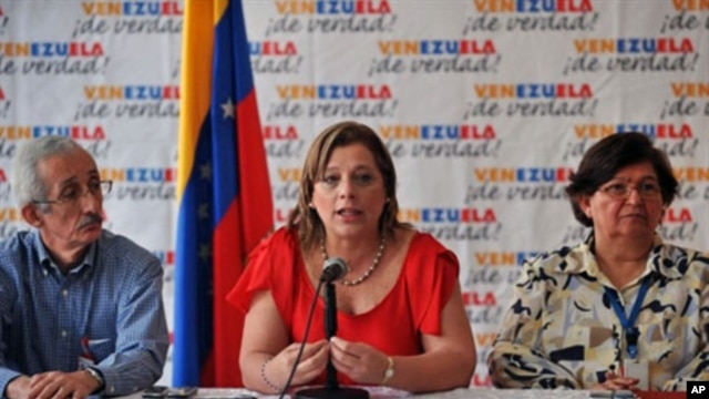 Venezuela's Health Minister Eugenia Sader (C), accompanied by Vice-Minister Miriam Moran (R) and another health official, offers a press conference regarding the cholera cases in the country and the emergency plan activated in order to prevent the disease
