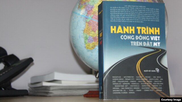 'Hành Trình Cộng Đồng Việt Trên Đất Mỹ' do Người Việt Books xuất bản. (Hình: Triết Trần/Người Việt)