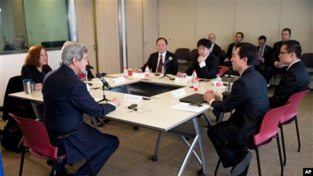 美國國務卿克里（左二）在北京與中國互聯網博主舉行座談會，討論互聯網自由、中國與鄰國的領土爭端以及人權等議題。 （2014年2月15日）