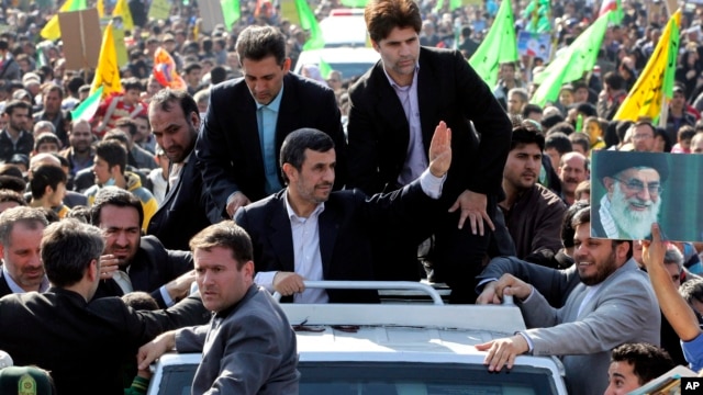 Presiden Iran Mahmoud Ahmadinejad (tengah) dikelilingi para pengawal kepresidenan, melambai kepada massa di Teheran dalam perayaan HUT Revolusi Islam Iran ke 34, Minggu (10/2).  