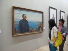 畫展觀眾觀看鄧小平畫像（2010年5月，美國之音張楠拍攝）