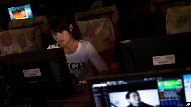 一名女孩在河南郑州一家网吧上网。（资料照）