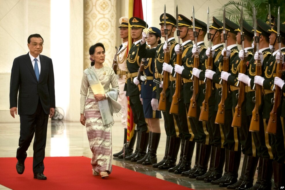  ႏိုင္ငံေတာ္အတိုင္ပင္ခံပုဂၢိဳလ္ ေဒၚေအာင္ဆန္းစုၾကည္ ကို တရုတ္၀န္ႀကီးခ်ဳပ္ က Great Hall of the People , North Hall မွာ ဂုဏ္ျပဳတပ္ဖြဲ႔နဲ႔ ႀကိဳဆိုခဲ့ပါတယ္။ 