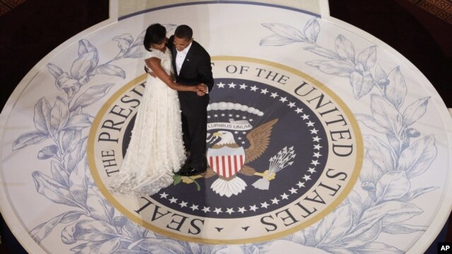 Presiden AS Barack Obama dan ibu negara Michelle Obama berdansa pada salah satu pesta perayaan pelantikan presiden pada 2009. (Foto: Dok)