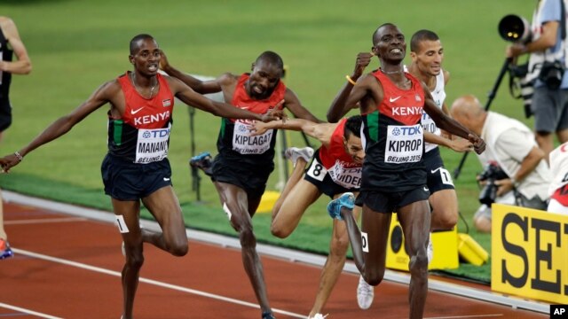 Asbel Kiprop wa Kenya akinyakua ushindi katika mbiyo za mita 1500, huko Beijing 2015