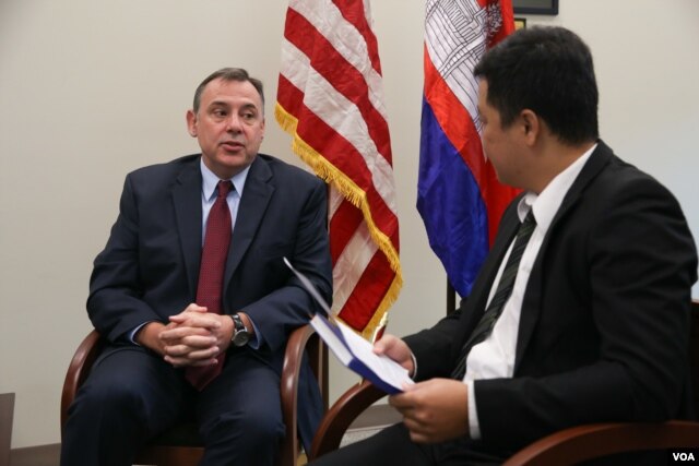 U.S. Ambassador to Cambodia William A. Heidt tells VOA Khmer's Neou Vannarin that he will focus on boosting US-Cambodia trade ties and help prepare Cambodia to potentially joining the Trans-Pacific Partnership. (Nov Povleakhena/VOA Khmer)