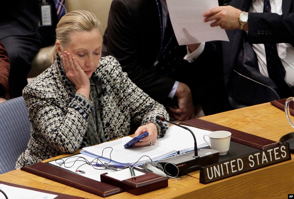 2012年3月12日，克林顿国务卿在对联合国安理会发表讲话后，看手机