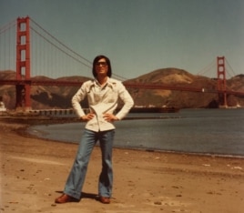 Tác giả bên cầu Golden Gate, San Francisco, năm 1976 (Ảnh: Bùi Văn Phú).