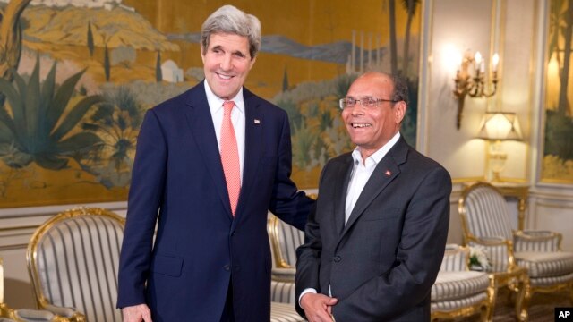 Tổng thống Tunisia Mohamed Moncef Marzoui tiếp đón Ngoại trưởng Hoa Kỳ John Kerry tại dinh tổng thống, 18/2/14