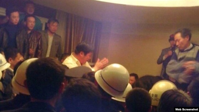 Bí thư đảng ủy đảng Cộng sản khu công nghiệp Tân Giang Trương Ái Hoa quỳ xuống xin lỗi người dân.