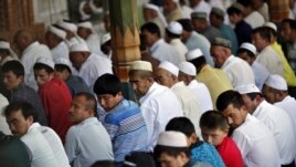 Trung Quốc nghi ngờ những phần tử cực đoan Hồi Giáo tại tỉnh Tân Cương nhiều xáo trộn nhận được sự hỗ trợ của các phần tử chủ chiến hoạt động tại Afghanistan và Pakistan.