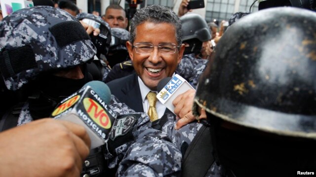 El ex-mandatario salvadoreño, Francisco Flores, fue puesto bajo arresto domiciliar luego de permanecer más de cinco meses prófugo. 