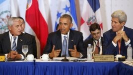 Tổng thống Barack Obama (giữa), bên cạnh là Tổng thống Guatemala Otto Perez Molina (trái) và Ngoại trưởng Hoa Kỳ John Kerry (R), phát biểu khi ông gặp các tổng thống những quốc gia thuộc Hệ thống Hòa nhập Trung Mỹ SICA ở Panama, 10/4/2015.