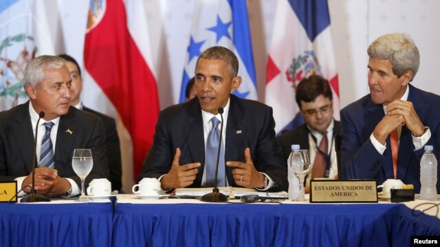 Tổng thống Barack Obama (giữa), bên cạnh là Tổng thống Guatemala Otto Perez Molina (trái) và Ngoại trưởng Hoa Kỳ John Kerry (R), phát biểu khi ông gặp các tổng thống những quốc gia thuộc Hệ thống Hòa nhập Trung Mỹ SICA ở Panama, 10/4/2015.