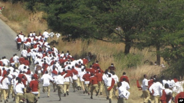 Wanafunzi wa shule ya sekondari ya Tosamaganga, mkoani Iringa  wakikimbia baada ya kufyetuliwa mabomu ya kutowa machozi na polisi