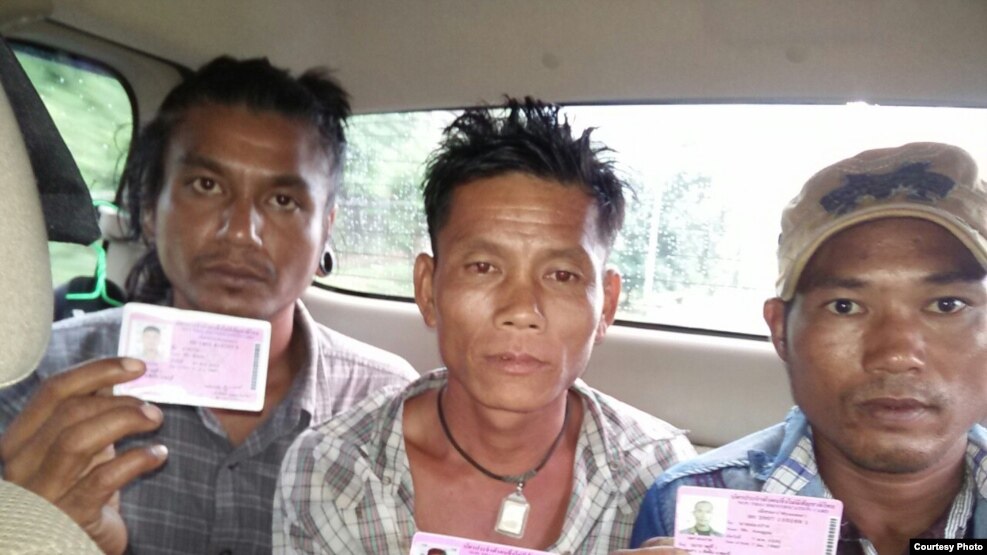 လြတ္ျမာက္လာေသာ ျမန္မာေရလုပ္သား သံုးဦး။ ဓါတ္ပံု- ထုိင္းႏုိ္င္ငံေရာက္ျမန္မာႏုိင္ငံသားမ်ားအဖဲြ ့(MAT)