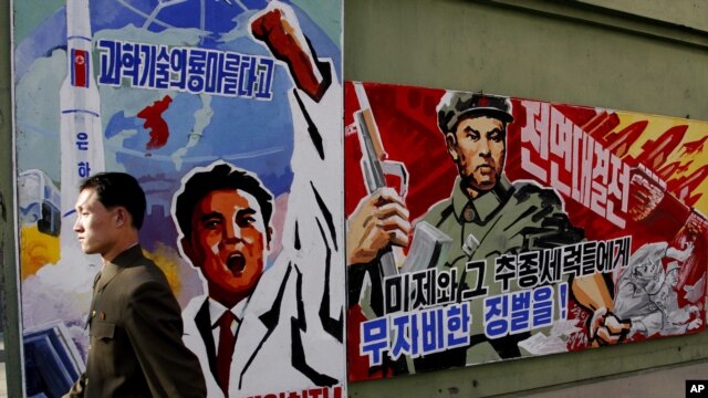 Những tấm bích chương biểu ngữ có nội dung đe dọa Mỹ và đồng minh, Bình Nhưỡng, Bắc Triều Tiên, 26/3/2013.