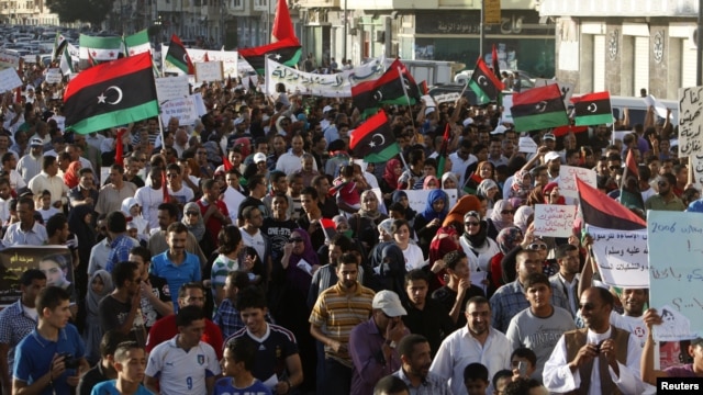 Protesters chant slogans against armed militias during a march in Benghazi city, September 21, 2012.