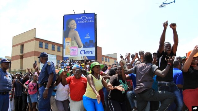 Makundi ya watu wakiandamana  Johannesburg, South Africa.