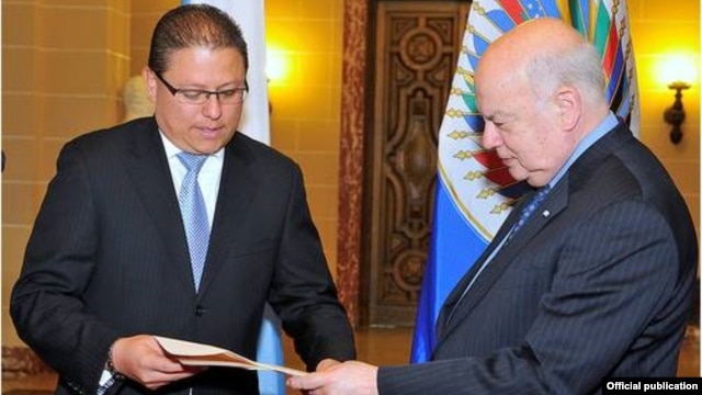 El nuevo embajador fue recibido por el secretario general de la Organización de Estados Americanos, José Miguel Insulza.