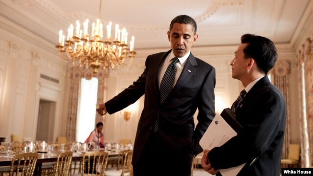 Tổng thống Obama nói chuyện với dân biểu Joseph Cao (Cao Quang Ánh). Ảnh chụp ngày 25/6/2009.