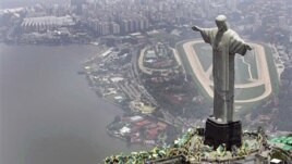 Dëmtohet nga rrufeja statuja e Krishtit në Brazil