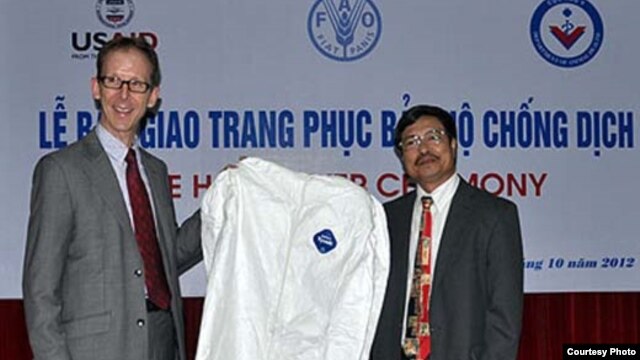 Ông Joakim Parker, Giám đốc USAID tại Việt Nam trong lễ bàn giao trang phục bảo hộ chống dịch bệnh 
