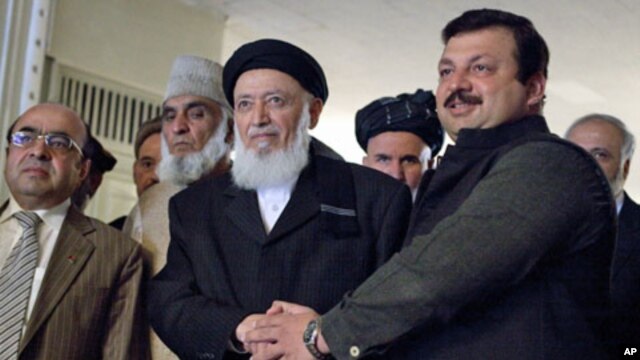 Pakistan's Minister of State of Foreign Affairs Nawabzada Malik Amad Khan (r) shakes hands with former Afghan President and chief of a new peace council Burhanuddin Rabbani before their meeting at the Foreign Ministry in Islamabad, 05 Jan 2011