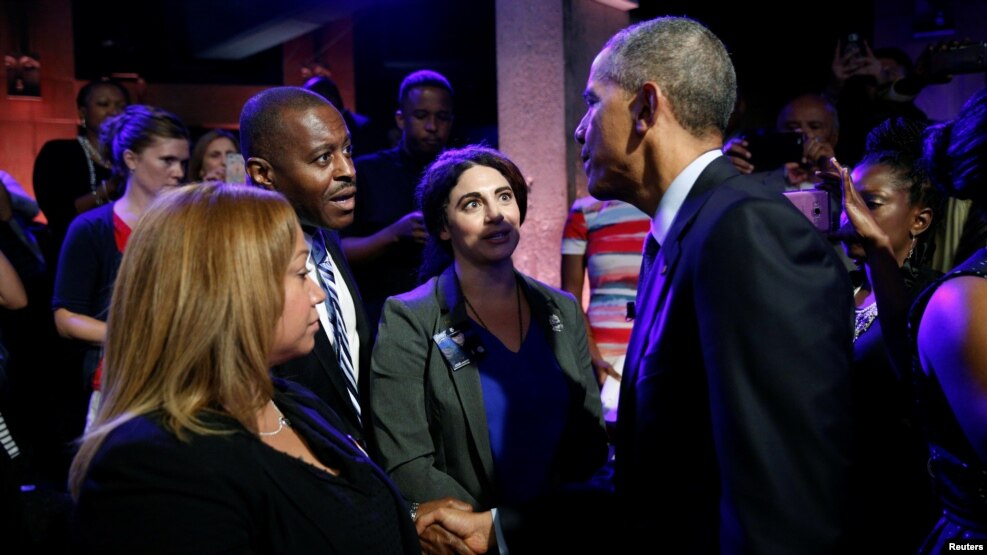 Tổng thống Mỹ Barack Obama bắt tay những người tham dự cuộc hội thảo ở Washington, 14/7/2016.