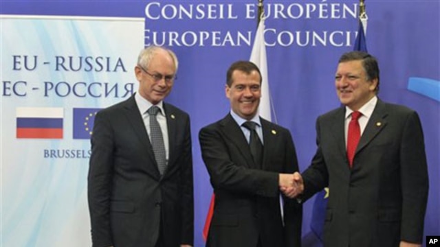European Council President Herman Van Rompuy (l) and European Commission President Jose Manuel Barroso (r) welcome Russia's President Dmitry Medvedev, at the European Council building in Brussels, Dec. 15, 2011