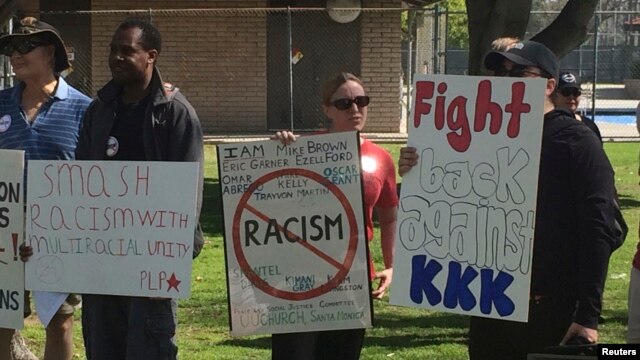 Người biểu tình đối kháng cầm biểu ngữ chống Ku Klux Klan tại Anaheim, California, ngày 27/2/2016.
