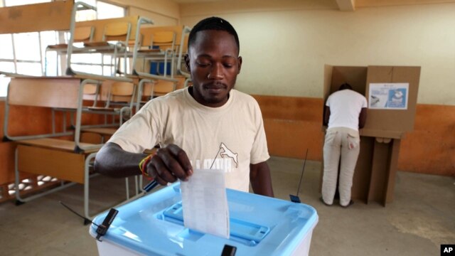 Mtu mmoja akipiga kura yake katika mji wa Luanda, Aogosti 31, 2012.