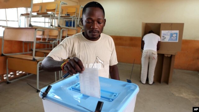 A man casts his ballot at a voting station in Kicolo, Luanda, Angola, August 31, 2012.