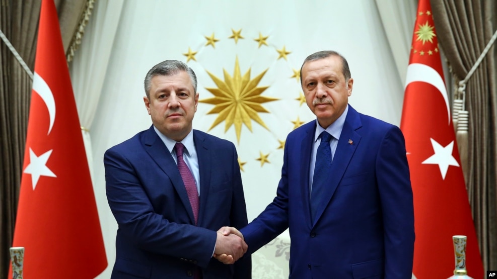 Tổng thống Thổ Nhĩ Kỳ Recep Tayyip Erdogan (phải) bắt tay Thủ tướng Gruzia Giorgi Kvirikashvili tại dinh tổng thống ở Ankara, Thổ Nhĩ Kỳ, 19/7/2016.
