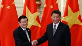 Hai nhà lãnh đạo Việt - Trung dường như khá gượng gạo khi bắt tay nhau tại một sự kiện ở Trung Quốc cuối năm 2014.