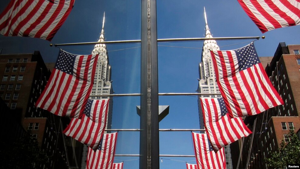 Cờ Mỹ được treo trên các cửa sổ gần tòa nhà Chrysler ở thành phố New York trong dịp Lễ Độc lập năm 2013.
