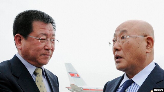 Ðặc sứ Nhật Bản Isao Iijima được chào đón bởi ông Kim Chol-ho, Phó giám đốc Phòng Quan hệ ngoại giao Châu Á của Bộ Ngoại giao Bắc Triều Tiên tại Bình Nhưỡng, ngày 14/5/2013.