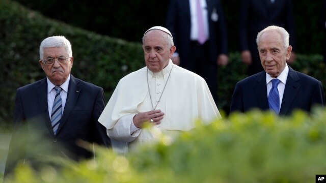 Pemimpin Palestina Mahmoud Abbas (kiri), Paus Fransiskus dan Presiden Israel Shimon Peres dalam acara doa bagi perdamaian di Vatikan (8/6).