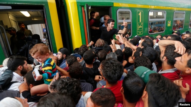 Những người di cư chen nhau leo lên tàu tại nhà ga xe lửa Keleti ở Budapest, Hungary, ngày 3/9/2015.