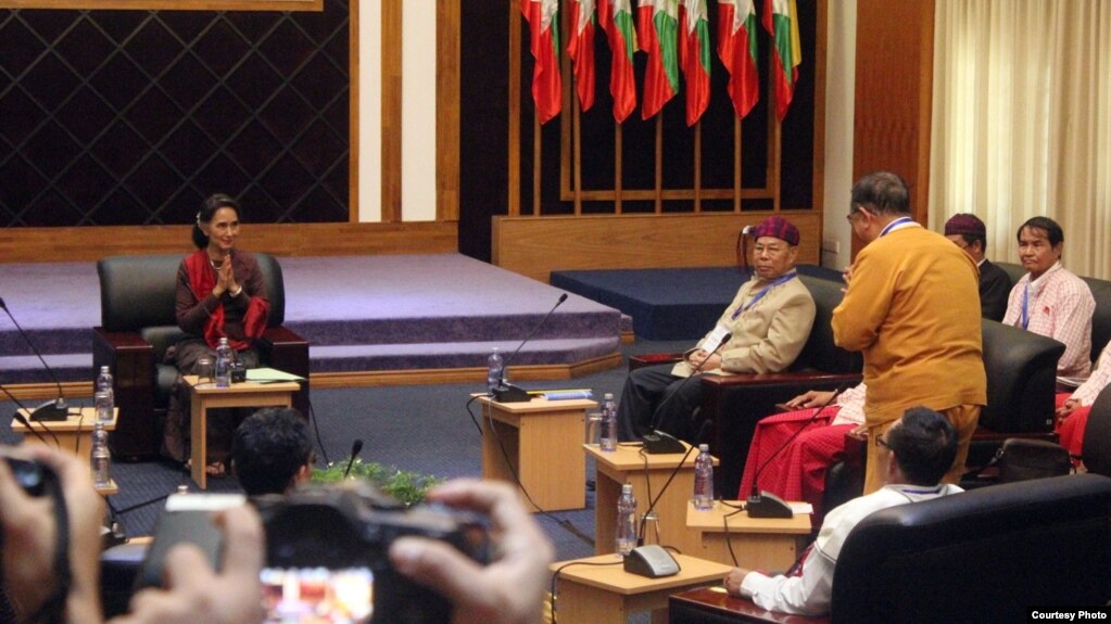 ႏိုင္ငံေတာ္အတုိင္ပင္ခံပုဂၢိဳလ္နဲ႔ UNFC ေခါင္းေဆာင္ မ်ား ၂၀၁၆ခုႏွစ္က ေတြ႔ဆံုခဲ့စဥ္။