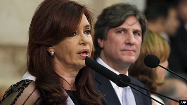 El vicepresidente argentino, Amado Boudou, observa a la Cristina Fernández en una foto de archivo de 2011.