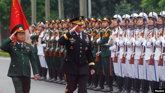 Tham mưu trưởng Liên Quân Hoa Kỳ Martin Dempsey duyệt hàng quân danh dự cùng Tướng Đỗ Bá Tỵ trong buổi lễ chào đón tại Bộ Quốc phòng ở Hà Nội, ngày 14/8/2014.