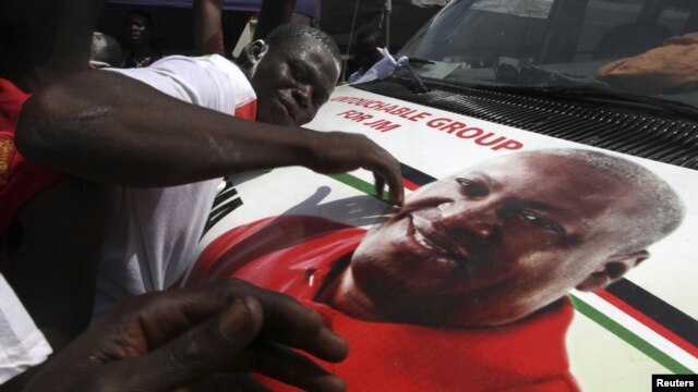 'Yan Jam'iyyar NDC su na murnar nasarar da dan takararsu, John Dramani Mahama, ya samu a zaben shugaban kasa, 9 Disamba 2012