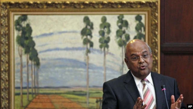 South Africa's Finance Minister Pravin Gordhan gestures during a media briefing to announce a new deputy governor of the central bank in Pretoria, March 25, 2011 (file photo)