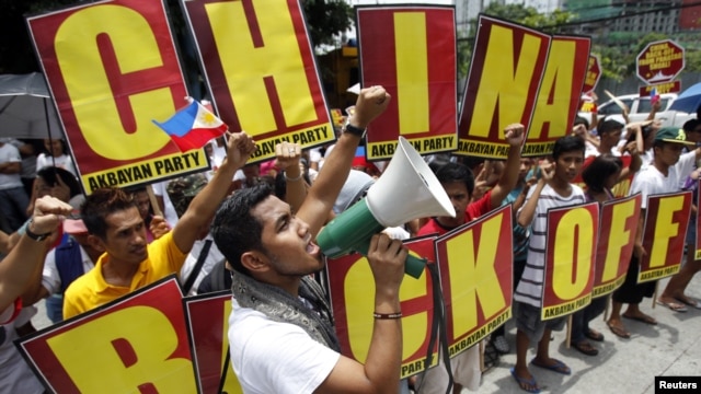 Người biểu tình Philippines hô khẩu hiệu chống Trung Quốc trước lãnh sự quán Trung Quốc tại khu tài chính Makati của Manila.
